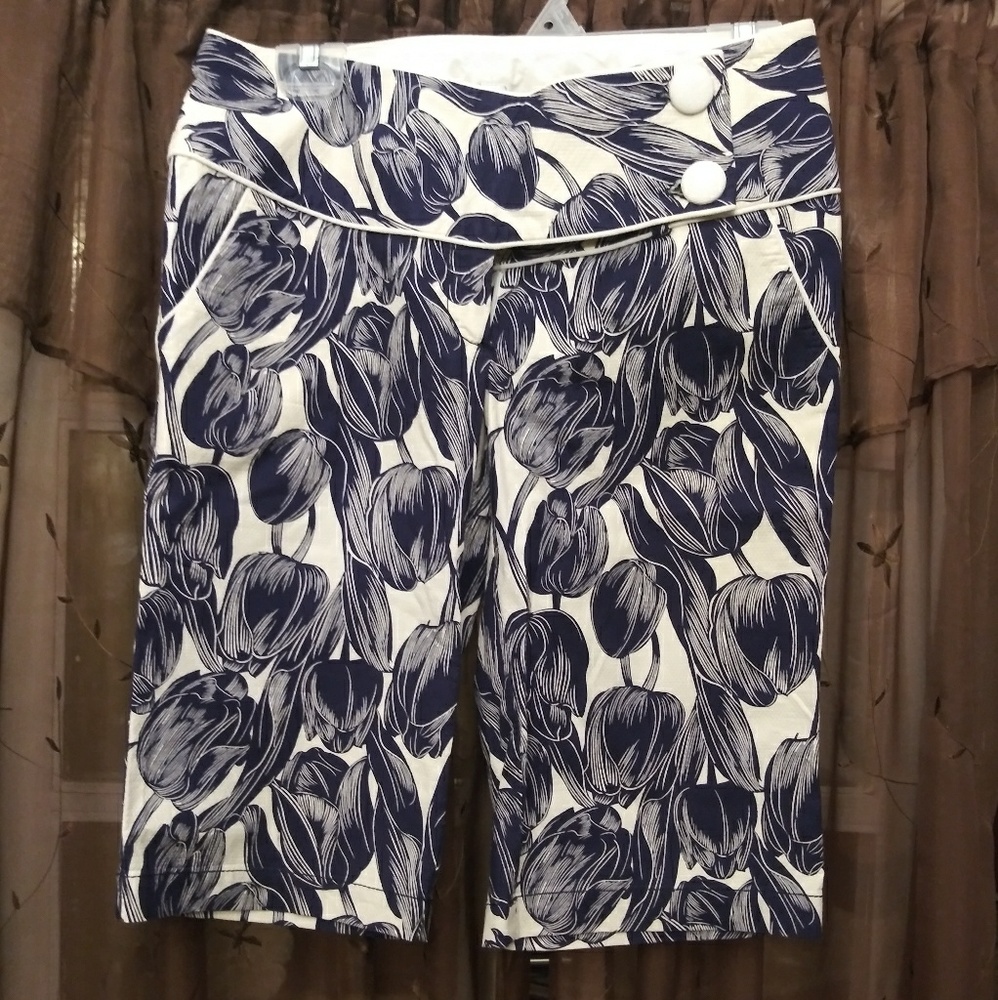 Cocchia white with blue tulips bermudas sz 10